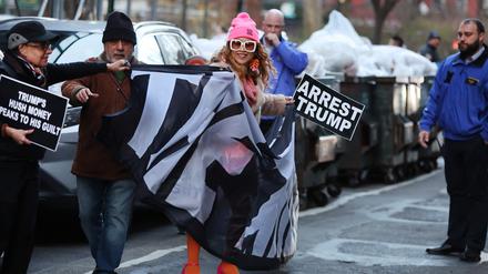 Polizei, Medien und eine kleine Gruppe von Demonstranten versammeln sich vor einem Gerichtsgebäude in Manhattan, nachdem bekannt wurde, dass der ehemalige Präsident Donald Trump von einer Grand Jury angeklagt wurde.
