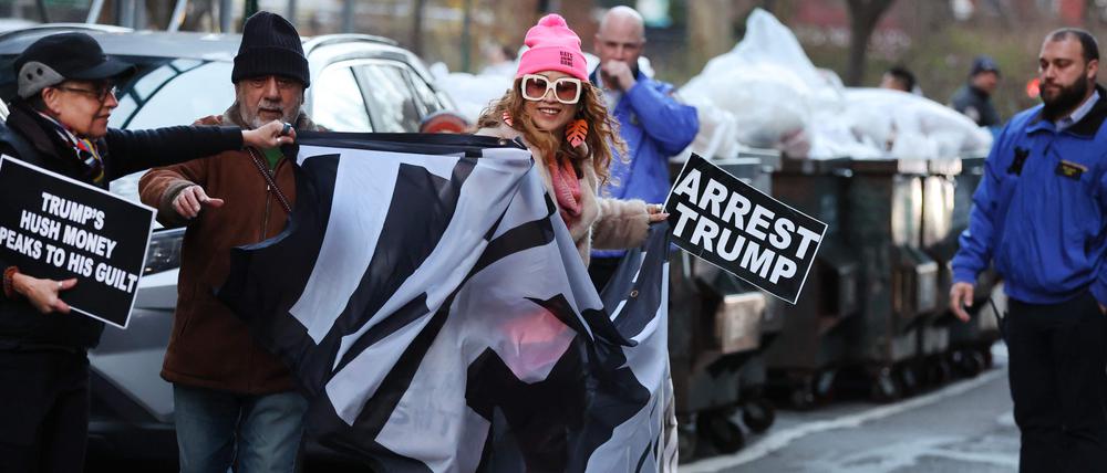 Polizei, Medien und eine kleine Gruppe von Demonstranten versammeln sich vor einem Gerichtsgebäude in Manhattan, nachdem bekannt wurde, dass der ehemalige Präsident Donald Trump von einer Grand Jury angeklagt wurde.