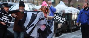 Polizei, Medien und eine kleine Gruppe von Demonstranten versammeln sich vor einem Gerichtsgebäude in Manhattan, nachdem bekannt wurde, dass der ehemalige Präsident Donald Trump von einer Grand Jury angeklagt wurde.