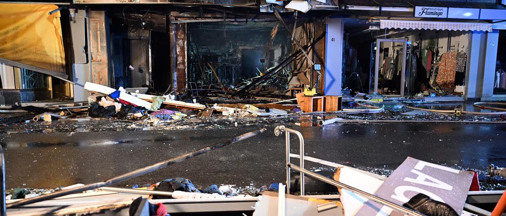 Trümmer liegen vor einem Haus in der Neustraße in Eschweiler.