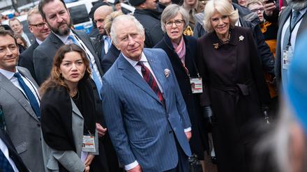 Der britische Monarch König Charles III. besucht zusammen mit seiner Königingemahlin Camilla den Berliner Wochenmarkt am Wittenbergplatz.