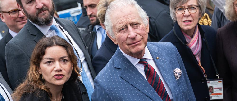 Der britische Monarch König Charles III. besucht zusammen mit seiner Königingemahlin Camilla den Berliner Wochenmarkt am Wittenbergplatz.