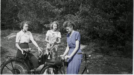 
„Im Westen“ heißt die nachkolorierte Fotografie, die Christiane Möbus’ Schwester Astrid fünf Jahre nach der Flucht zeigt.