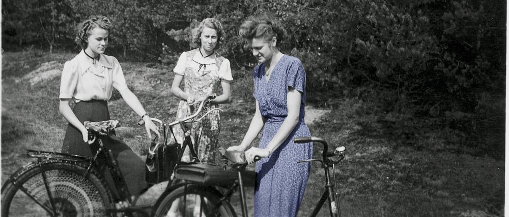 „Im Westen“ heißt die nachkolorierte Fotografie, die Christiane Möbus’ Schwester Astrid fünf Jahre nach der Flucht zeigt.