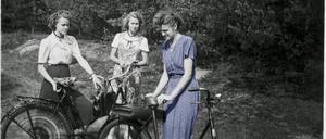 
„Im Westen“ heißt die nachkolorierte Fotografie, die Christiane Möbus’ Schwester Astrid fünf Jahre nach der Flucht zeigt.