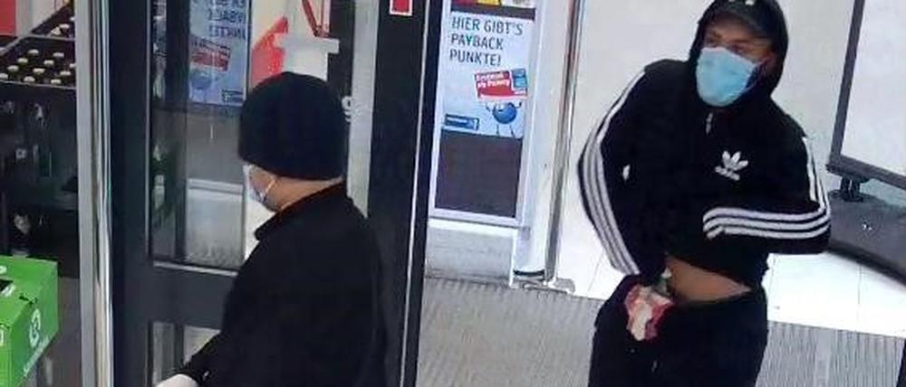 Die beiden Unbekannten trugen OP-Masken und Kopfbedeckungen.