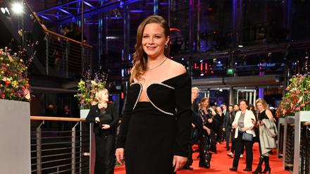 Schauspielerin Jasna Fritzi Bauer kommt zur Eröffnung der Berlinale, der 73. Internationale Filmfestspiele Berlin.