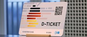 Ein übergroßes Modell des neuen Deutschlandtickets wird bei einer Pressekonferenz vorgestellt.
