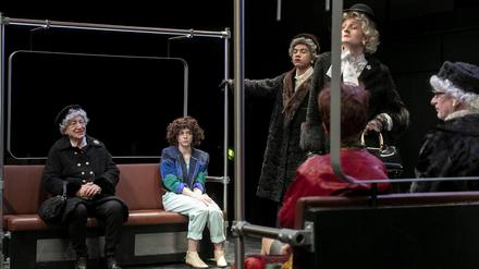 In der U-Bahn: Helena Charlotte Sigal (Mitte) und Dietrich Lehmann (links).