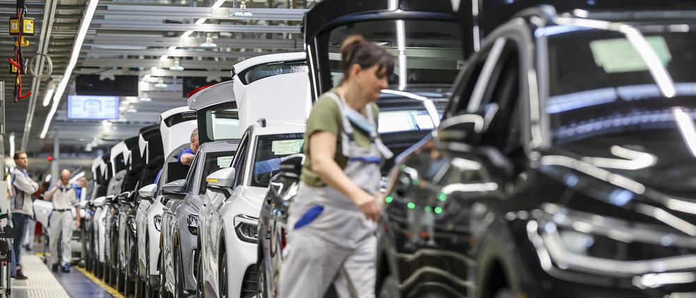 Die Prognose der Verkaufszahlen von Elektrofahrzeugen für 2024 droht das erste Mal seit Langem zu schrumpfen.