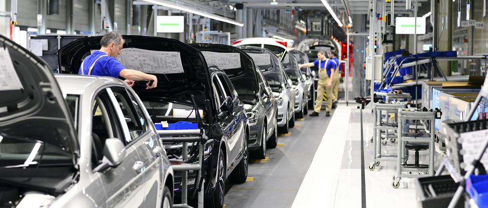 Autos von VW in der Produktion.