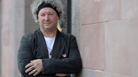 ARCHIV - 18.10.2021, Hessen, Frankfurt/M.: Thomas Kunst, Autor des Buches «Zandschower Kliniken», steht vor dem Römer.