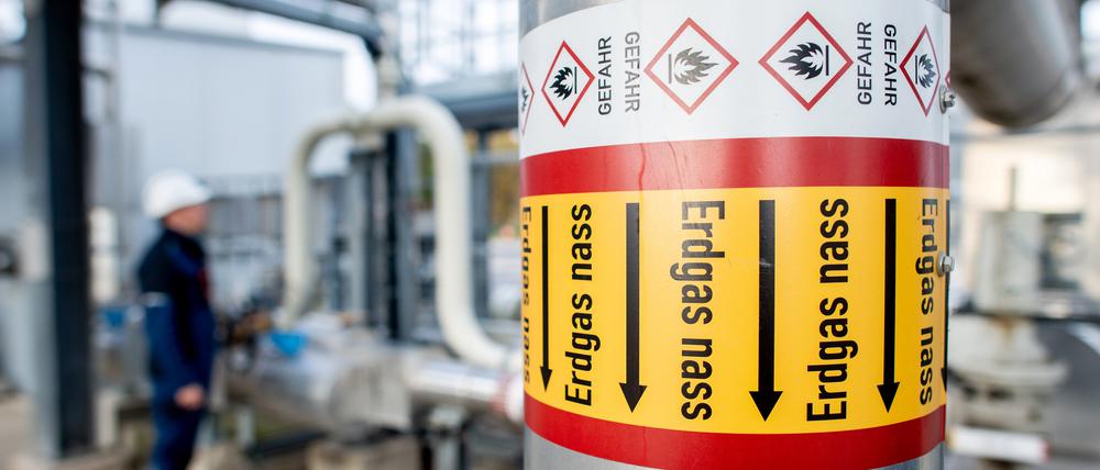 Rohre mit der Aufschrift „Erdgas nass“ verlaufen an einer technischen Anlage zur Kühlung von Erdgas auf dem Gelände des Erdgasspeichers Rehden der astora GmbH.