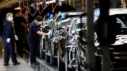 Fabrikangestellte von Beijing Benz Automotive Co (BBAC) in Peking (Archivbild).