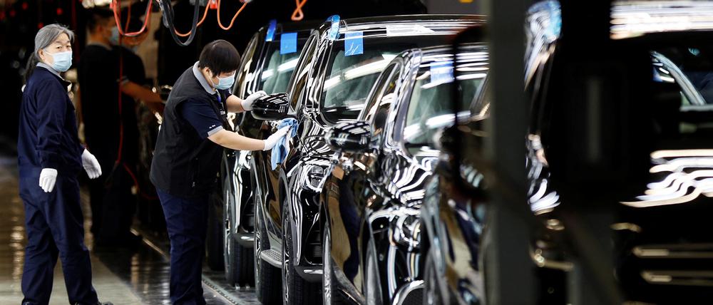 Fabrikangestellte von Beijing Benz Automotive Co (BBAC) in Peking (Archivbild).