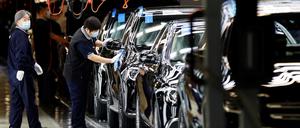 Fabrikangestellte von Beijing Benz Automotive Co (BBAC) in Peking (Archivbild).