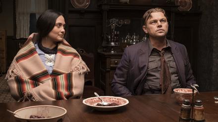 Lily Gladstone als Mollie Burkhart und Leonardo DiCaprio als Ernest Burkhart in einer Szene des Films „Killers of the Flower Moon“.