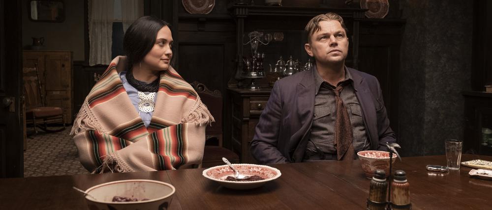 Lily Gladstone als Mollie Burkhart und Leonardo DiCaprio als Ernest Burkhart in einer Szene des Films „Killers of the Flower Moon“.