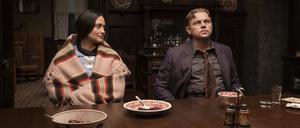 Lily Gladstone als Mollie Burkhart und Leonardo DiCaprio als Ernest Burkhart in einer Szene des Films „Killers of the Flower Moon“.