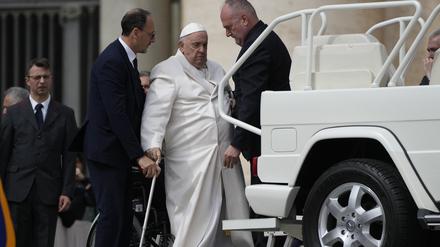 Papst Franziskus (2.v.r).