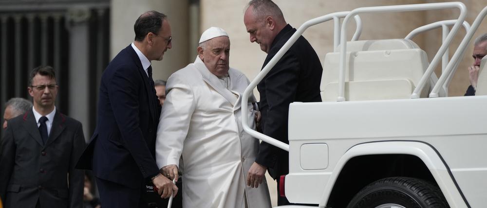 Papst Franziskus (2.v.r).
