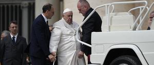 Papst Franziskus (2.v.r).