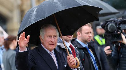 King Charles III. von Großbritannien winkt am Bahnhof Dammtor der Menge zu.