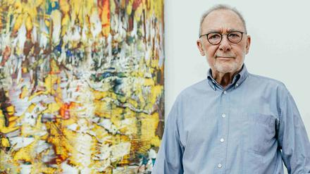 Gerhard Richter vor einem seiner abstrakten Gemälde in Dresden.