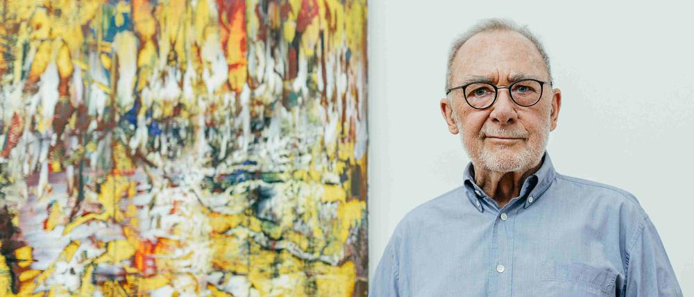 Gerhard Richter vor einem seiner abstrakten Gemälde in Dresden.