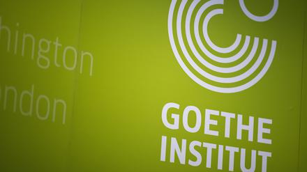 Das Logo des Goethe-Institut steht bei einer Pressekonferenz zu aktuellen Entwicklungen und Projekten an einer Wand. +++ dpa-Bildfunk +++