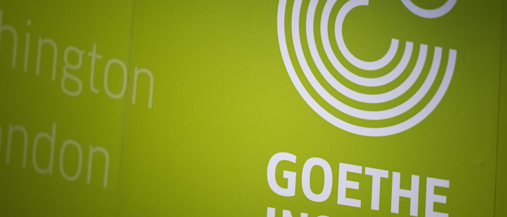 Das Logo des Goethe-Institut steht bei einer Pressekonferenz zu aktuellen Entwicklungen und Projekten an einer Wand. +++ dpa-Bildfunk +++
