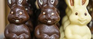 Schokoladenhasen aus dunkler und heller Schokolade.