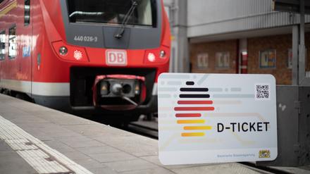 Das 49-Euro-Ticket kommt ab dem 1. Mai 2023. Hier ist eine Bahnfahrerin mit dem ersten Deutschlandticket am Hauptbahnhof München unterwegs. München, 30.3.2023 * Symbolic Image: The so-called 49-Euro-Ticket will be introduced from May on. Here a rail passenger with the first 49-Euro-Ticket at the Munich central station. Munich, Germany, March 30, 2023.