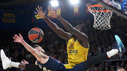Beweglich trotz Terminstress: Christ Koumadje (r.) gibt alles gegen Tomas Satoransky.