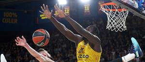Beweglich trotz Terminstress: Christ Koumadje (r.) gibt alles gegen Tomas Satoransky.