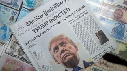 Am Tag nach der Anklageerhebung gegen Donald Trump gibt es nur eine Schlagzeile.