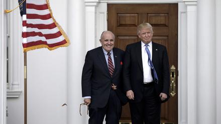 Der ehemalige New Yorker Bürgermeister Rudy Giuliani (links) posiert mit dem designierten US-Präsidenten Donald Trump im Clubhaus des Trump International Golf Club in Bedminster. Aufnahme aus dem Jahr 2016.