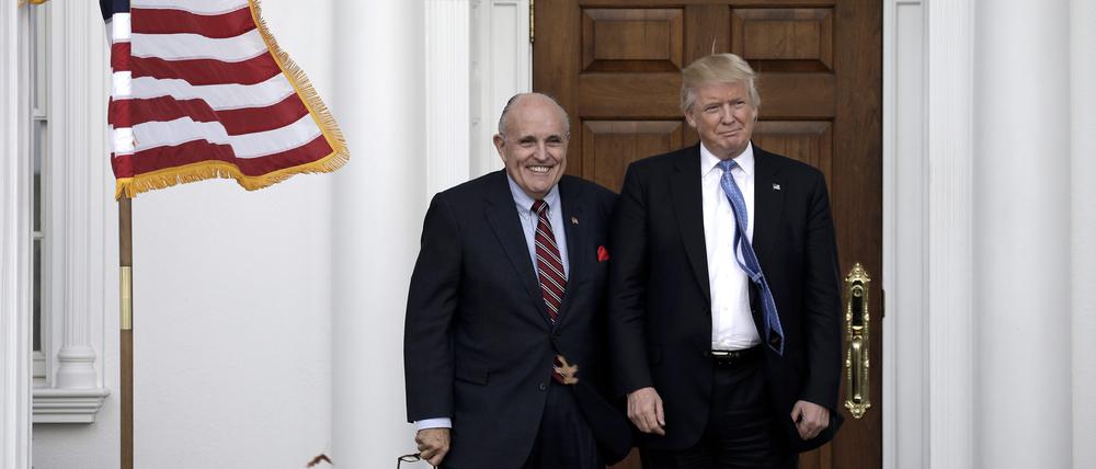 Archiv: Der ehemalige Bürgermeister von New York (links) mit dem ehemaligen US-Präsidenten Donald Trump (rechts) in dessen Golfclub in New Jersey.