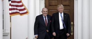 Archiv: Der ehemalige Bürgermeister von New York (links) mit dem ehemaligen US-Präsidenten Donald Trump (rechts) in dessen Golfclub in New Jersey.