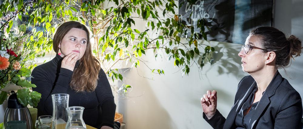 Clara Herrman und Nadja Zivkovic beim Doppelinterview im Rathaus Friedrichshain.
