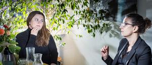 Clara Herrman und Nadja Zivkovic beim Doppelinterview im Rathaus Friedrichshain.