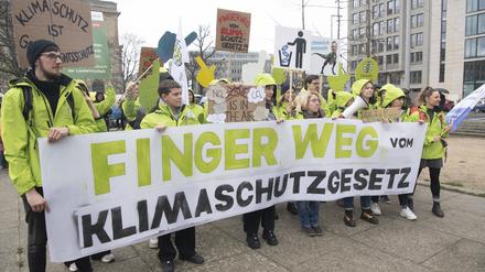 Teilnehmer an einer Demonstration der Bewegung Fridays for Future demonstrierten am Freitag am Invalidenpark.