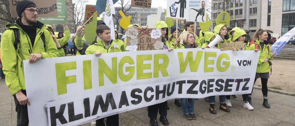 Teilnehmer an einer Demonstration der Bewegung Fridays for Future demonstrierten am Freitag am Invalidenpark.