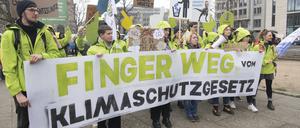 Teilnehmer an einer Demonstration der Bewegung Fridays for Future demonstrierten am Freitag am Invalidenpark.