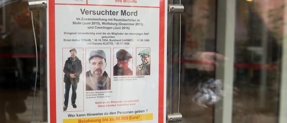 Das vor drei Jahren abgelichtete Fahndungsplakat des LKA Niedersachsen im Landgericht in Verden.