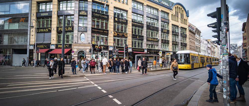 Die Bezirksverordnetenversammlung in Mitte hat für eine Fußgängerzone am Hackeschen Markt gestimmt. Betroffen ist ein großer Bereich.