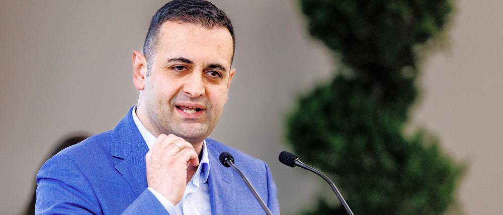  Bijan Djir-Sarai (FDP), Generalsekretär seiner Partei, spricht beim Landesparteitag der FDP Schleswig-Holstein in den Holstenhallen.