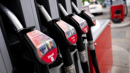 Ein Tanksäule ist an einer Tankstelle zu sehen. Der März 2023 war der erste Monat mit Spritpreisen unter den Werten aus dem Vorjahreszeitraum seit Beginn des Ukraine-Krieges.