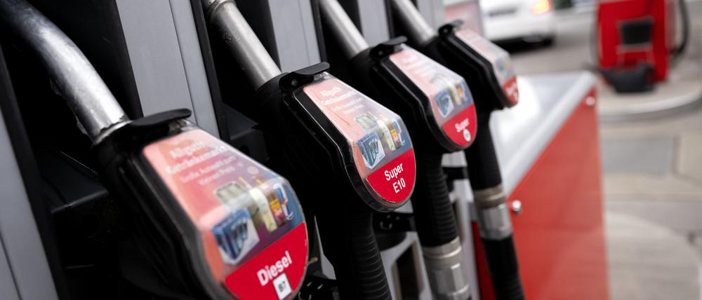 Ein Tanksäule ist an einer Tankstelle zu sehen. Der März 2023 war der erste Monat mit Spritpreisen unter den Werten aus dem Vorjahreszeitraum seit Beginn des Ukraine-Krieges.
