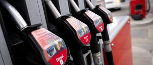 Ein Tanksäule ist an einer Tankstelle zu sehen. Der März 2023 war der erste Monat mit Spritpreisen unter den Werten aus dem Vorjahreszeitraum seit Beginn des Ukraine-Krieges.